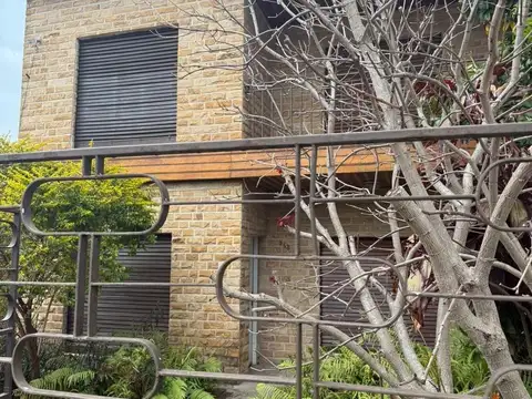 Casa en venta - 3 Dormitorios 2 Baños - Isidro Casanova