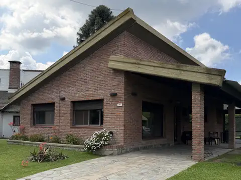 OPORTUNIDAD! Casa de cuatro dormitorios, playroom y quincho con pileta en LAS LAJAS
