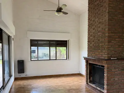 OPORTUNIDAD! Casa de cuatro dormitorios, playroom y quincho con pileta en LAS LAJAS