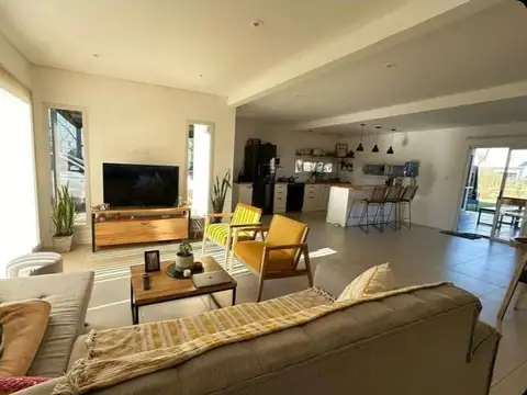 Casa en Venta con 3 cocheras