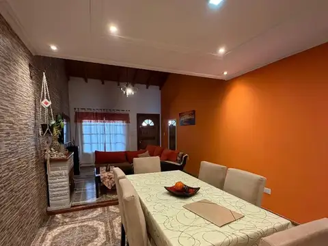 Casa 4 ambientes con 2 baños