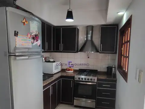 Excelente departamento de 3 ambientes en primer piso con balcón al frente