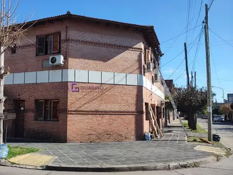 Excelente departamento de 3 ambientes en primer piso con balcón al frente