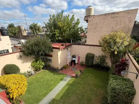 Casa 9 ambientes con 3 baños
