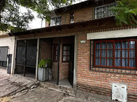 Casa en venta de 4 ambientes con patio, parrilla y cochera techada en Ituzaingó