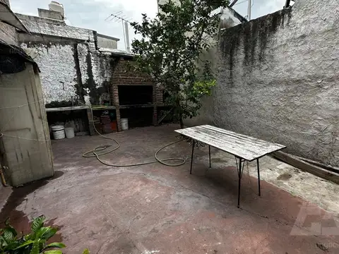 Casa en venta de 4 ambientes con patio, parrilla y cochera techada en Ituzaingó, APTA CRÉDITO