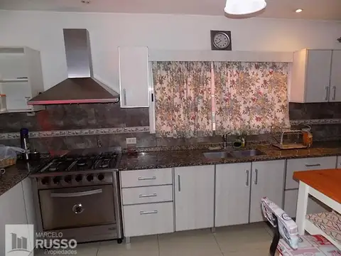 CASA INTERNA 3 AMBIENTES c/ COCHERA & QUINCHO