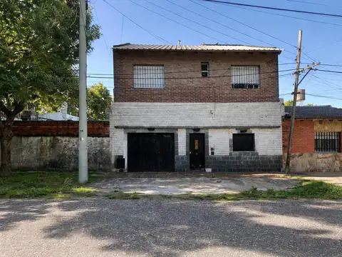 VENTA CASA DE 3 DORMITORIOS CON COCHERA Y PATIO VERDE, JUAN DE LA CIERVA 2600,BARRIO MATHEU