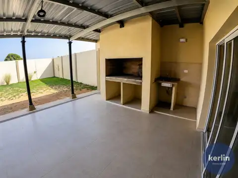 Casa en Alquiler con 2 cocheras