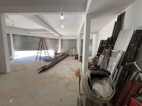 Oficina-Local en esquina 5 vidrieras Bajas expensas 2 baños 130mts