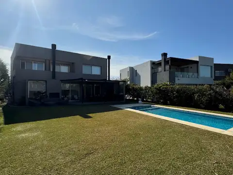 Casa en Alquiler con 3 cocheras