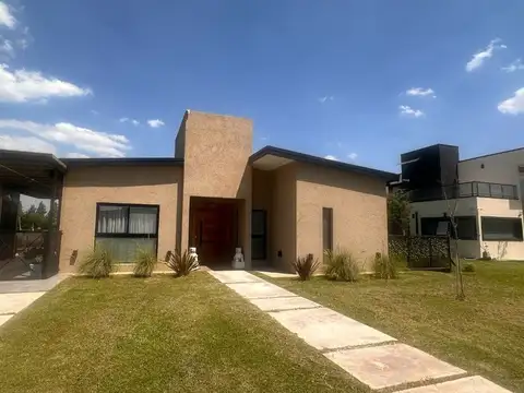 Casa en Venta en Countries y Barrios Cerrados en Esteban Echeverria, USD 185.000