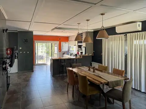 CASA DE 3 DORMITORIOS VENTA PISCINA Y JARDIN ALDAO