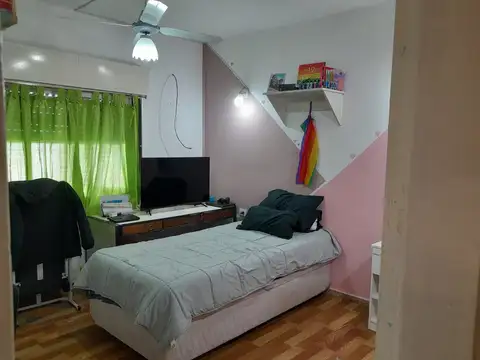 Casa de 3 amb. + depto. de 2 amb. con entrada p/ auto en venta | Berazategui