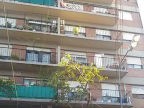SAN MARTIN GRAL. AV. al 2300 entre ESPAÑA y AYACUCHO