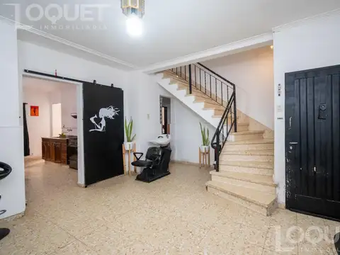 Casa de 2 dormitorios, patio y cochera en Sargento Cabral