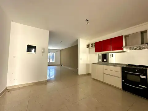 EXCELENTE TRÍPLEX 4 AMBIENTES CON PATIO Y COCHERA