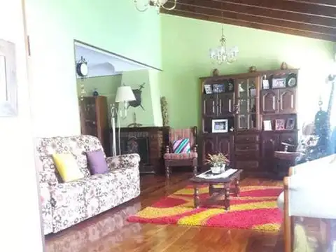 VENTA - CHALET DE 6 AMBIENTES - ISIDRO CASANOVA