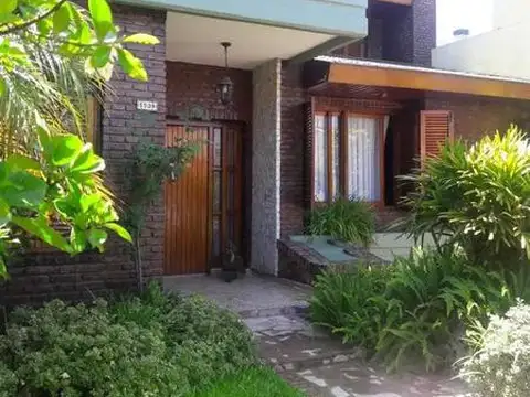 VENTA CASA CHALET DE 6 AMBIENTES EN ISIDRO CASANOVA