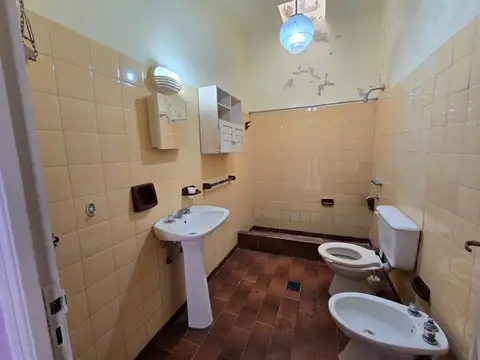 CASA 3 AMB JARDIN QUINCHO COCHERA GERLI LANUS