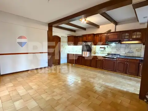 Casa 7 ambientes con 2 baños