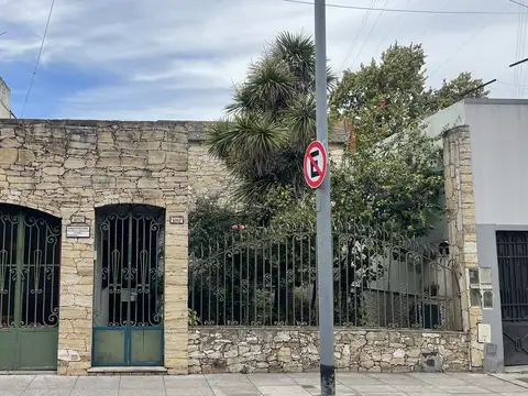 Casa Multifamiliar en Venta con Dos Viviendas, Amplio Patio y Terraza