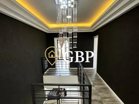 Casa en Alquiler con 2 cocheras