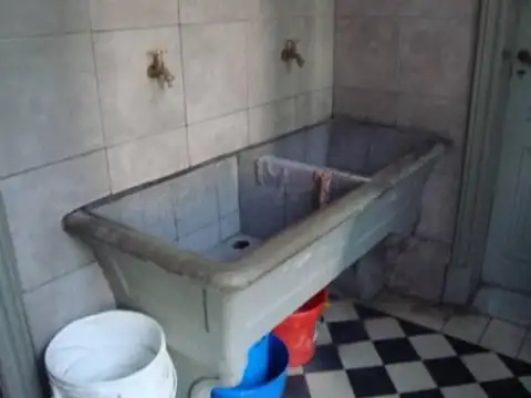 San Telmo, edificio de planta baja (locales) y dos pisos con habitaciones, venta con renta.