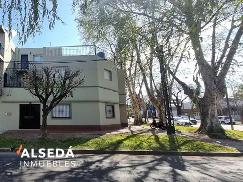 Departamento de tres dormitorios, con balcón y terraza exclusiva .