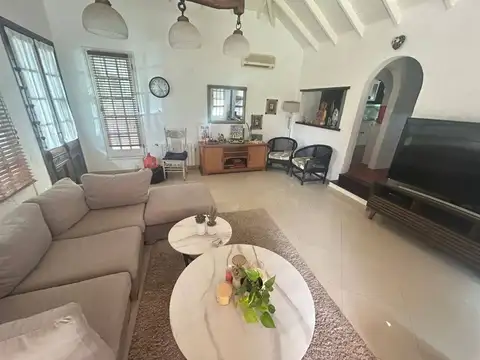 Casa 4 ambientes con 3 baños