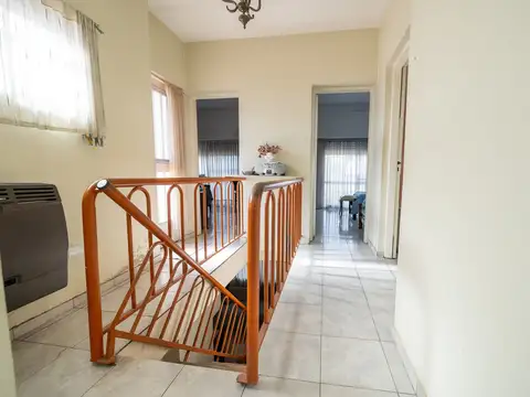 Casa 8 ambientes con 2 baños