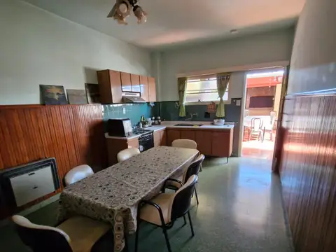 Casa 6 ambientes con 2 baños