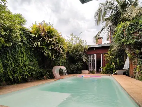En venta hermosa casa de tres dormitorios con piscina en Itaembe Guazú