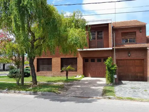 Casa en venta - 4 dormitorios 3 baños - galeria con parrilla - 200mts2 - Mar Del Plata