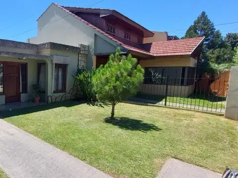 Casa en venta - 3 Dormitorios 1 Baño - Cocheras - 330Mts2 - Morón