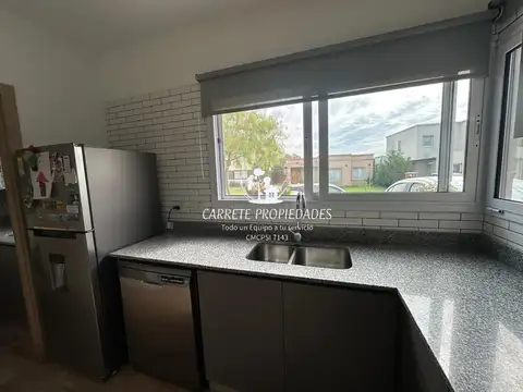 Casa en venta de 4 ambientes y pileta. Barrio Santa Elena. Pilar 100