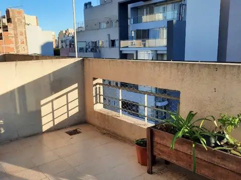 Luminoso semipiso, bajas expensas.