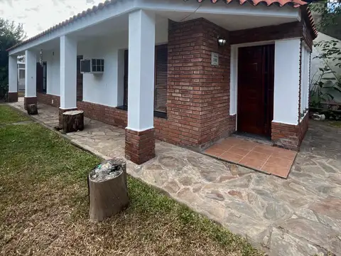Casa en alquiler de dos dormitorios, en Alberdi