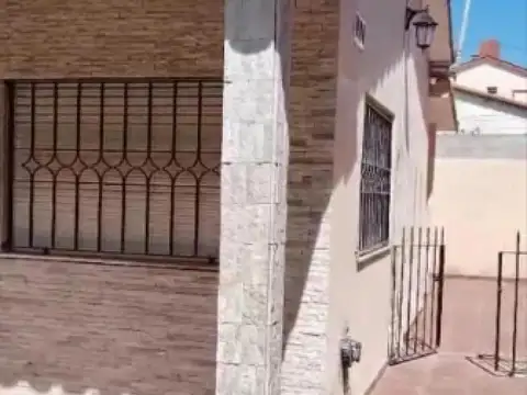 Casa en venta - 2 Dormitorios 1 Baño - Cochera - 200Mts2 - Santa Teresita
