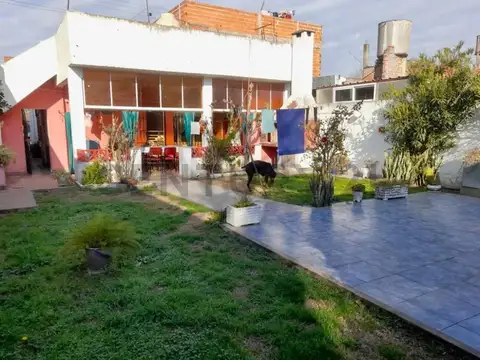 Casa 4 amb. en lote propio con cochera techada, jardín y terraza en Merlo
