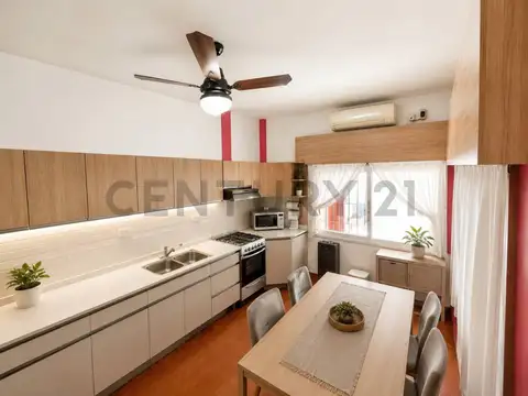 Casa 4 amb. en lote propio con cochera techada, jardín y terraza en Merlo