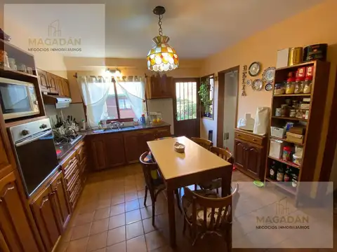 Casa 5 ambientes con 2 baños