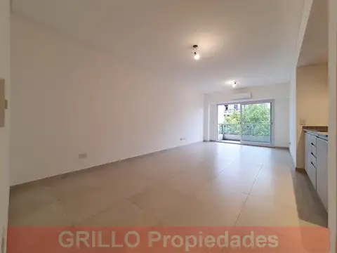 Av. Olivera 58. Piso 2. Departamento monoambiente divisible. A estrenar. Balcón. Al frente.