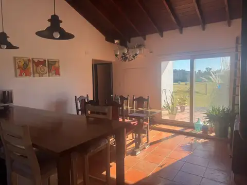 Casa 4 ambientes con 2 baños