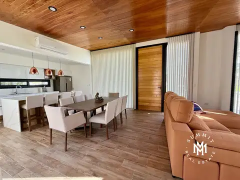 Casa en Alquiler con 2 cocheras