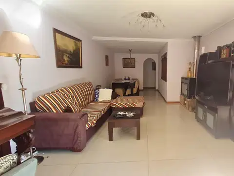 CASA excelente ubicación , quincho y pileta