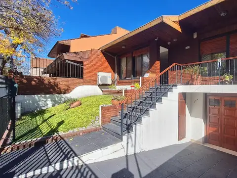 CASA excelente ubicación , quincho y pileta