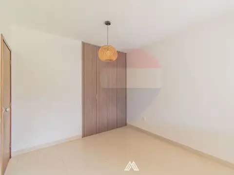 Casa en Alquiler con 2 cocheras