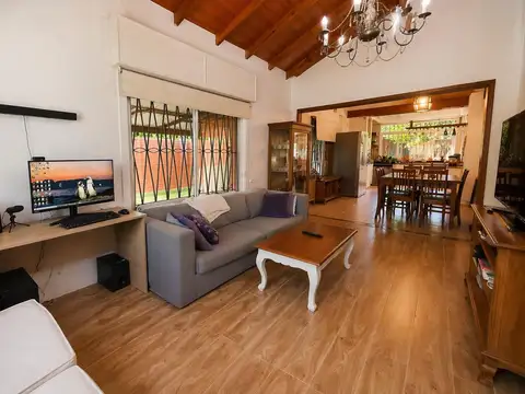 Casa en Venta con 2 cocheras