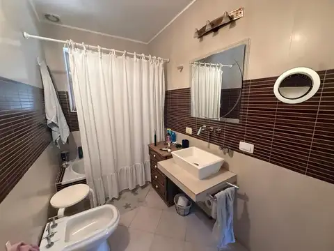 Casa 5 ambientes con 3 baños